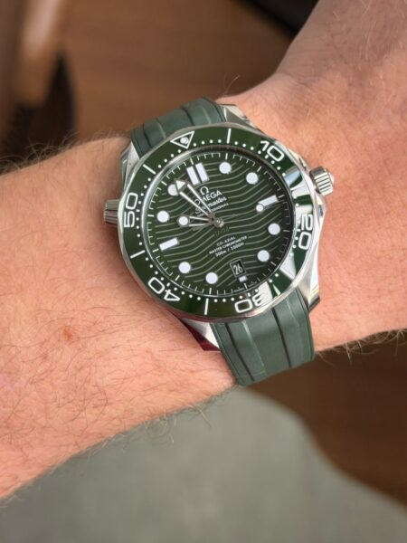 relógio omega seamaster diver 300m green 2023